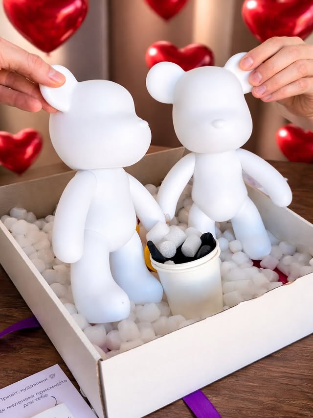 Набір для творчості Fluid Art Bearbrick — ідеальне побачення вдома