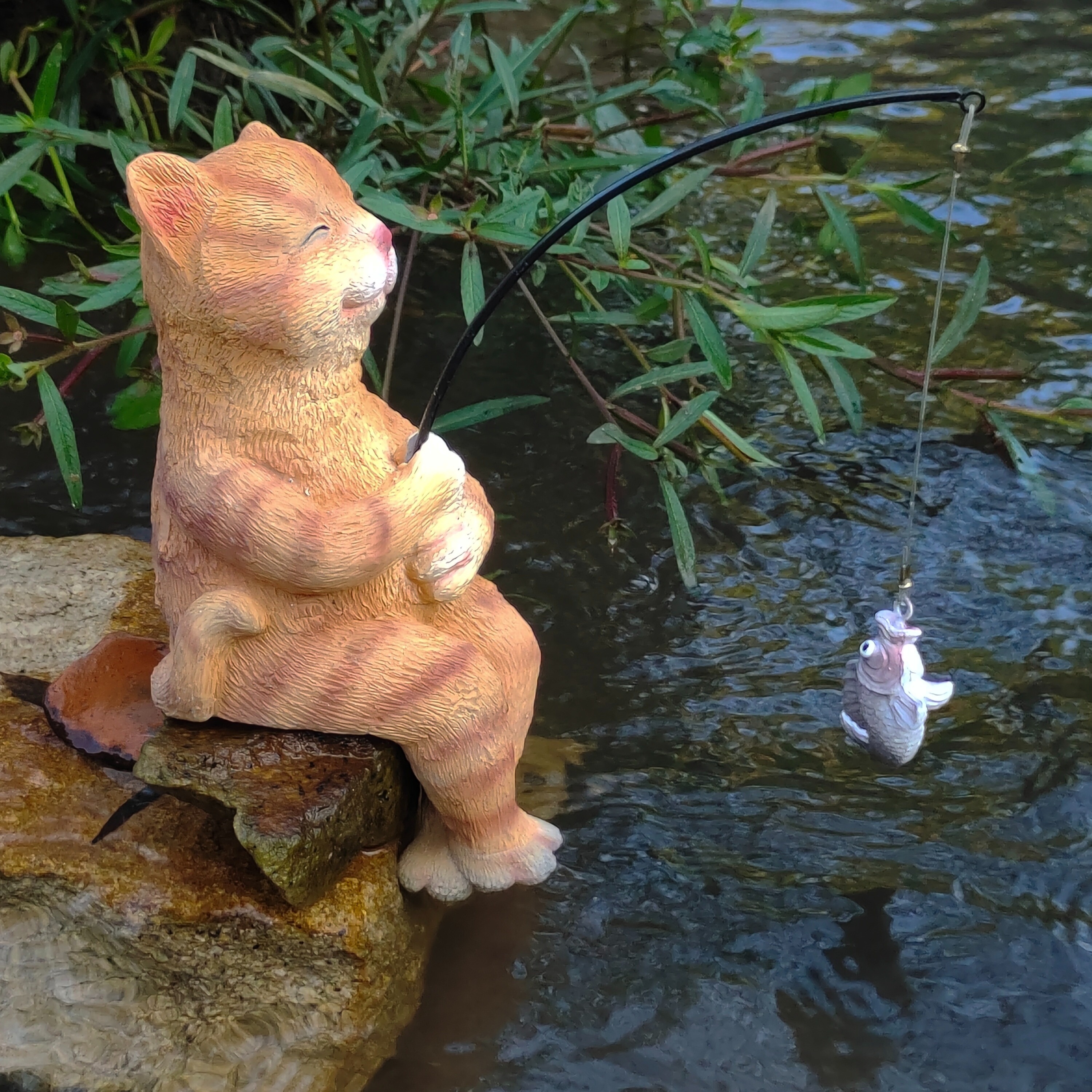 Статуетка кошеня з рибкою – ручна робота з міцної смоли для саду