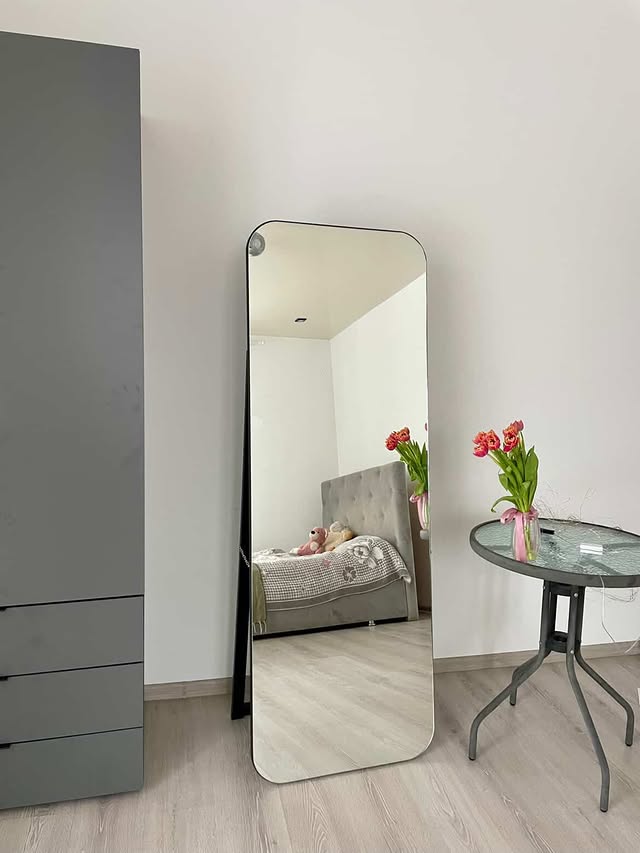 Сучасне дзеркало з закругленими кутами та ніжкою 160×60