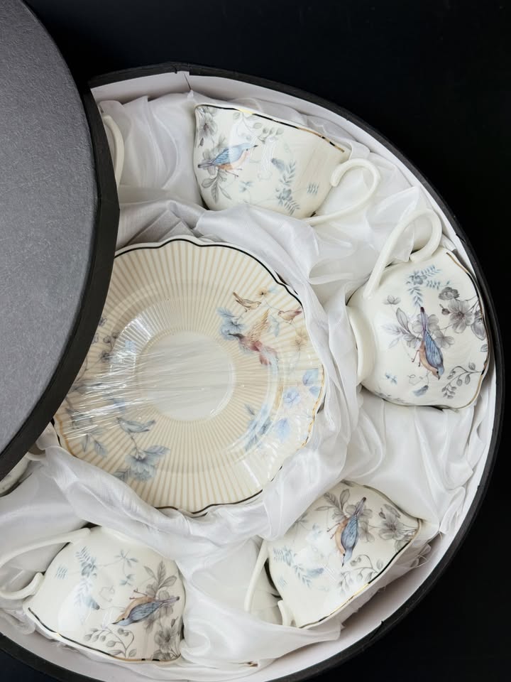 Порцелянова чашка з блюдцем — елегантний подарунок для чаю та кави